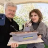 З натяком на санкції та мем про ніж: Порошенко отримав незвичний подарунок з нагоди 60-річчя – відео 