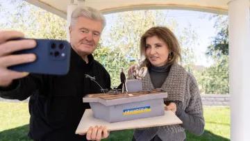 З натяком на санкції та мем про ніж: Порошенко отримав незвичний подарунок з нагоди 60-річчя – відео 