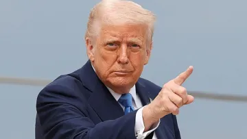 Трамп розкрив таємницю постійних синців на руках: «Я трохи забобонний»