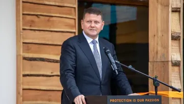 Залужний сходив на «Конотопську відьму» в Лондоні: фото колишнього Головнокомандувача ЗСУ з сином Сумської