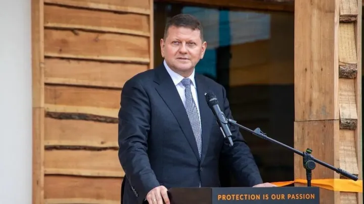 Залужний сходив на «Конотопську відьму» в Лондоні: фото колишнього Головнокомандувача ЗСУ з сином Сумської