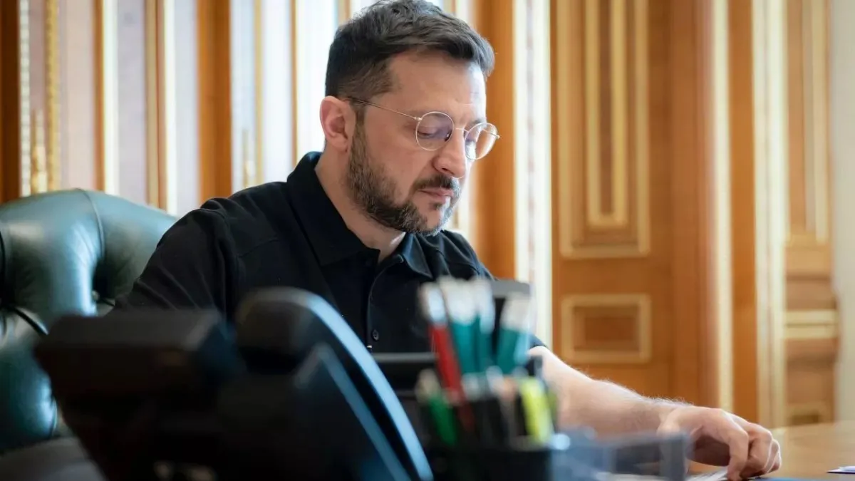 «Щоб правоохоронці не робили контрольні закупівлі інтимних фото»: Зеленський відповів на петицію про порно
