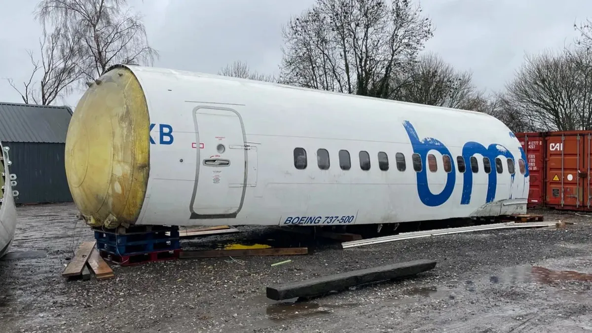 Британець купив літак і планує закопати його біля свого будинку: все через страх за майбутнє