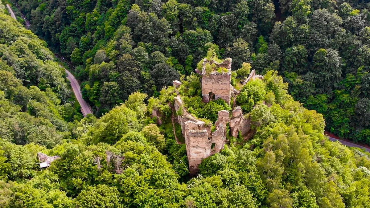 Карпатський замок із роману Жюля Верна після сотень років відкрили для туристів: там привиди і виколоті святі