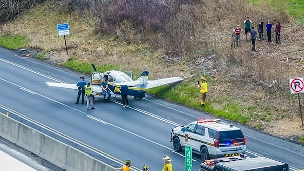 Літак сів просто на шосе: пілот здійснив неймовірну аварійну посадку, не зачепивши жодної автівки