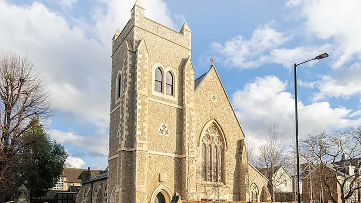 Вітраж замість вікна та склепінчаста стеля: за скільки мільйонів продають квартиру в лондонській церкві