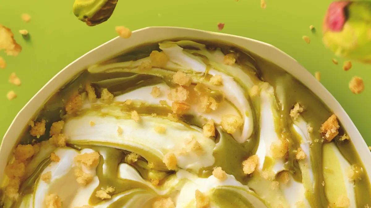McDonald`s додав у меню фісташкове МакФлурі: як на новий смаколик реагують відвідувачі та яка його ціна