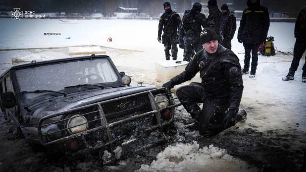 Водолази працювали наосліп: з-під води витягнули авто екстремала після смертельного катання по кризі