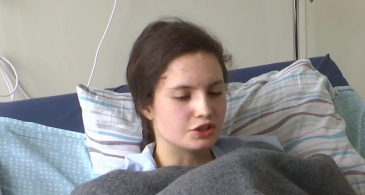 Вилетіла з дев’ятого поверху і вижила: дівчина дивом врятувалася під час обстрілу Києва