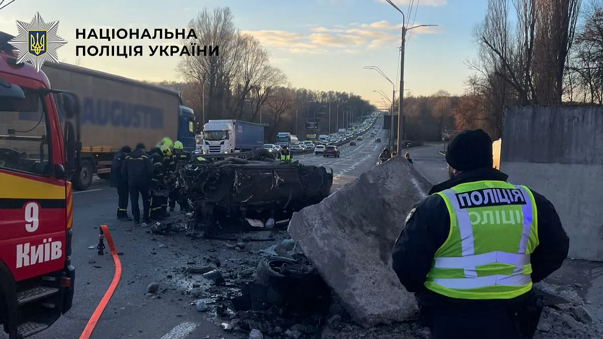 Porsche Cayenne врізався в бетонну огорожу та перекинувся: у Києві на Різдво сталася смертельна аварія