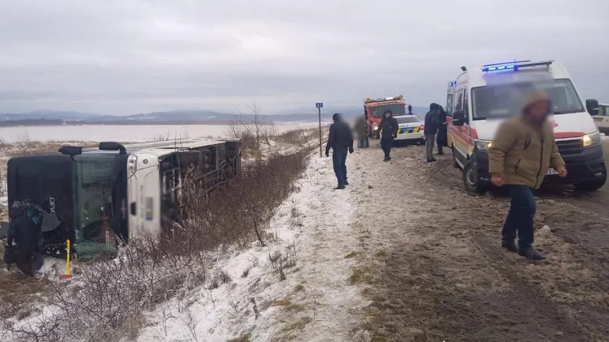 Автобус ліг на бік: на Прикарпатті сталася смертельна ДТП з пасажирами