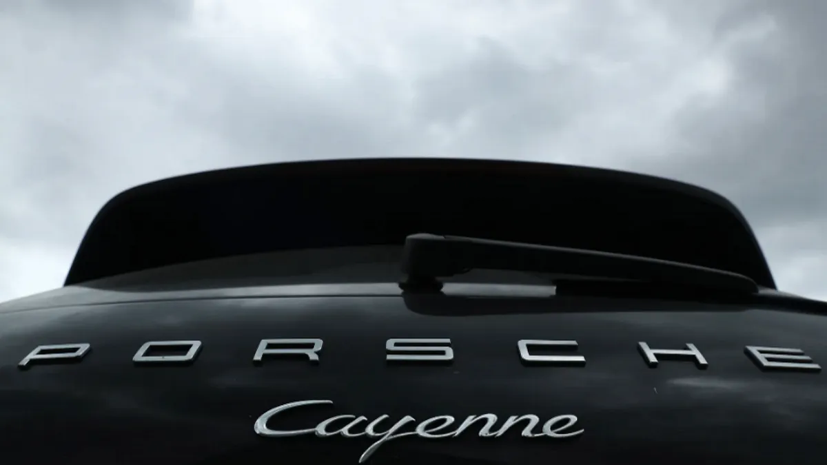 Porsche, подорожі й соцдопомога: чому Швейцарія змусила українця повернути 72 тисячі євро