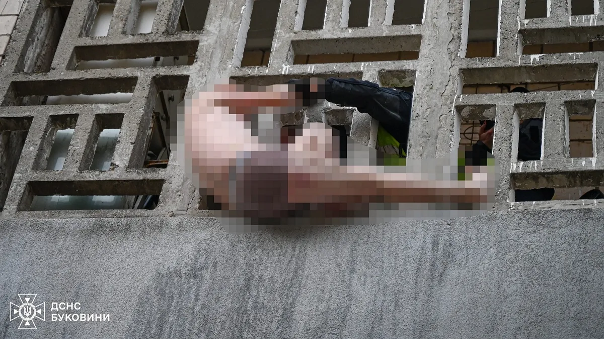 «Повис між другим і третім»: у Чернівцях ДСНС врятували голого чоловіка у багатоповерхівці – відео