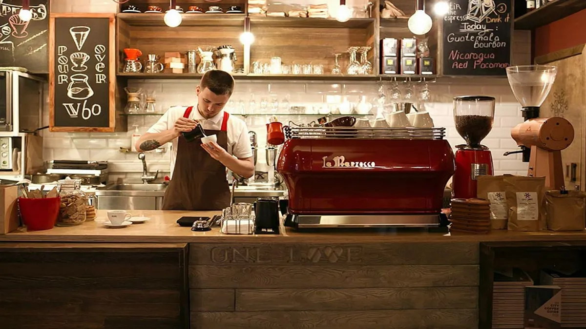 Кав’ярні зникають одна за одною: що коїться з вуличним фуд‑ринком Києва і чому це лише початок