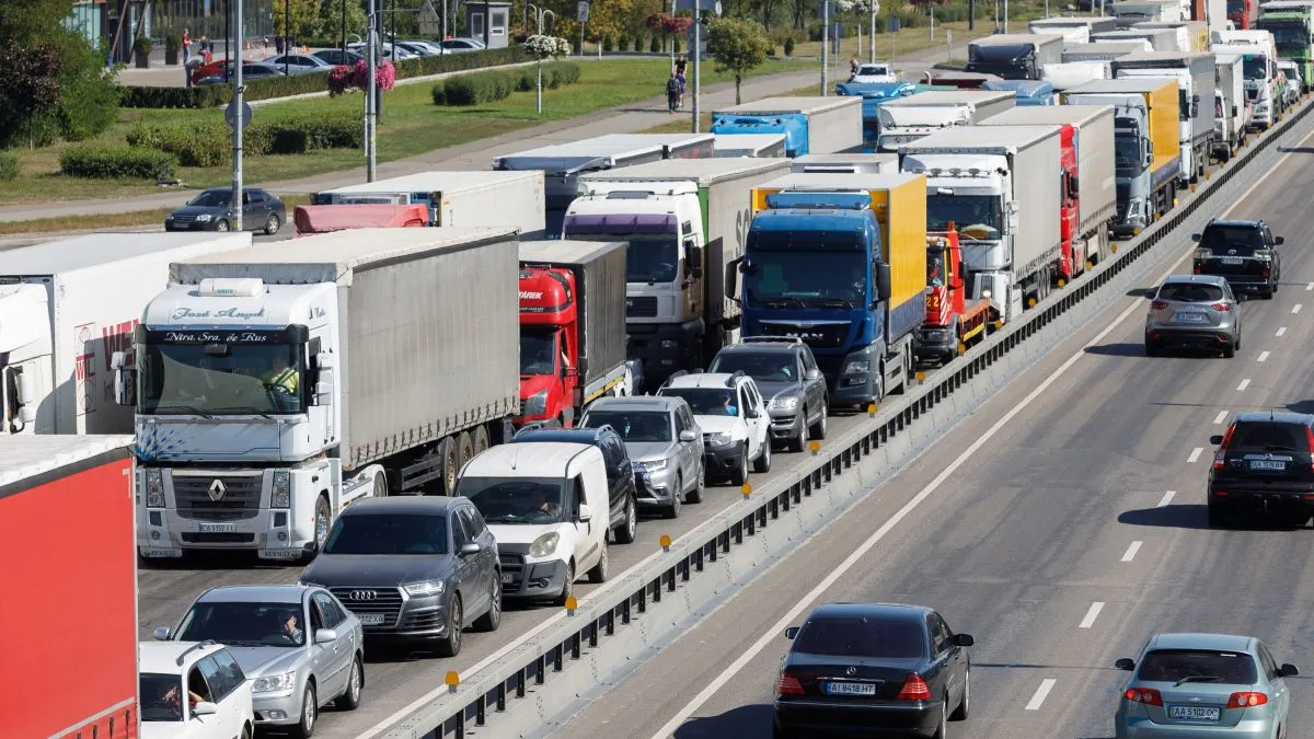 Чи можна заїхати вантажівкою в Київ влітку? Патрульна поліція чітко пояснила