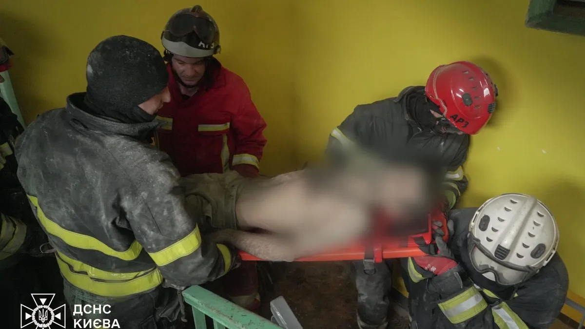 Жах клаустрофоба в Києві: столичні рятувальники дивом витягли чоловіка, який застряг у вентиляційній шахті