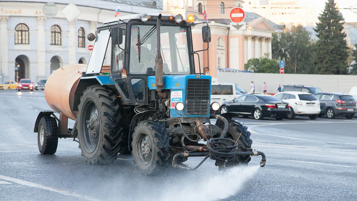 Дорогу не поділили трактор і Land Rover: у Чернігові трапилася незвична ДТП – фото