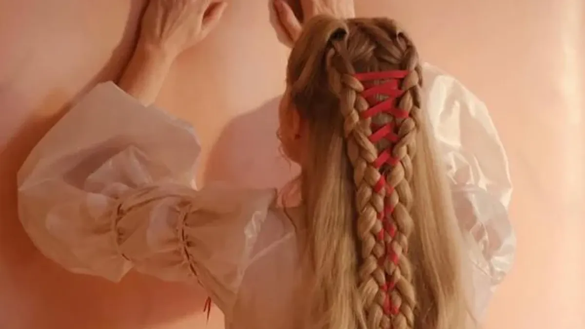 «Корсетна» коса Кетті з «Буремного перевалу» стала хітом TikTokа: як її повторити вдома