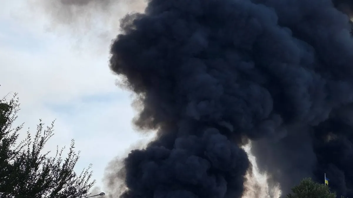 У Дніпрі виникла масштабна пожежа: густий дим видно з усіх міських районів — відео