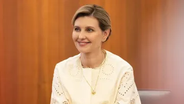 Вартістю у тисячі: Зеленська відвідала церемонію нагородження «Національна легенда» в ексклюзивній прикрасі