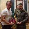 Навколішки заради розмови: як Шон Пенн привітав Володимира Зеленського в Києві
