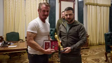 Навколішки заради розмови: як Шон Пенн привітав Володимира Зеленського в Києві