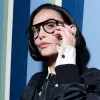 Бомбер поверх сукні: Демі Мур показала, як носити чорну куртку у вересні й жовтні 2026 року