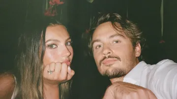 Каблучка з величезним діамантом: старший син Памели Андерсон заручився в Індонезії – ефектні фото