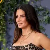 62 і сексуальна: Сандра Буллок підкорила публіку леопардовою сукнею Givenchy