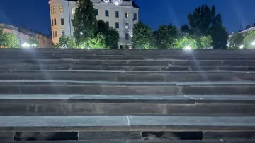 Блюзнірство у Чернівцях: нові сходи біля Філармонії виклали з надгробних плит  - фотофакт