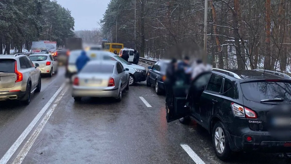 Масштабна автотроща у Києві – розбито понад 10 машин: чи є постраждалі та де сталась ДТП
