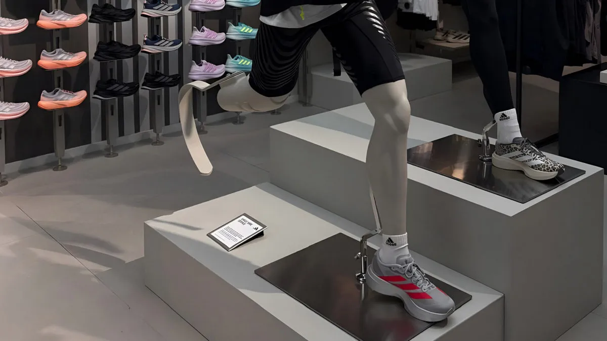 Adidas дозволить купувати у фірмових магазинах України лише один кросівок: з чим пов'язане рішення компанії