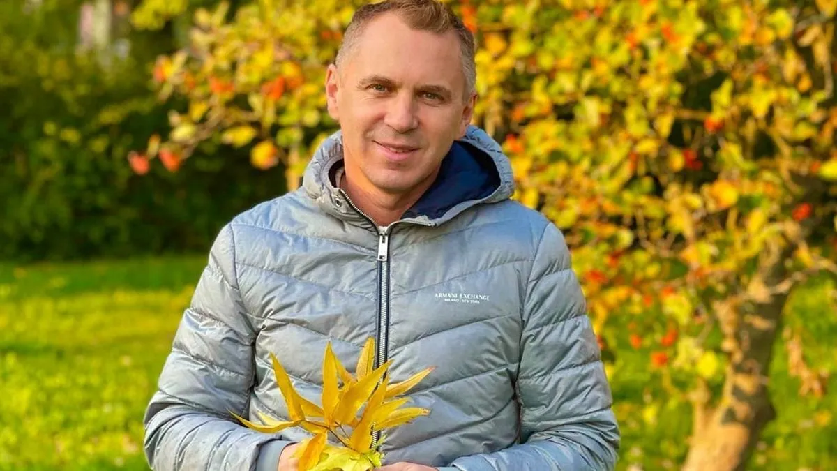 «Хай у нашому житті будуть лише квіти»: філолог Авраменко дивно відреагував на звинувачення у втечі з України