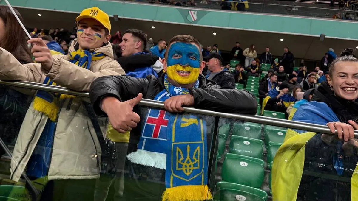 «Калюжний пас дає – атака вже іде»: вболівальники виступили із посланнями до гравців на матчі з Ісландією