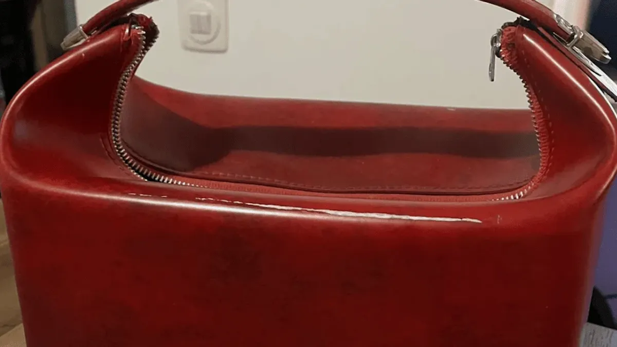 «Капсула часу»: жінка не повірила, що знайшла в червоній сумочці з секонд-хенду