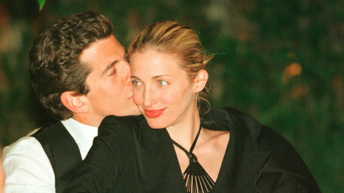 «Тиха розкіш» і трагічна доля: історія найстильнішої пари 90-х – Керолін Бессетт та Джона Кеннеді-молодшого