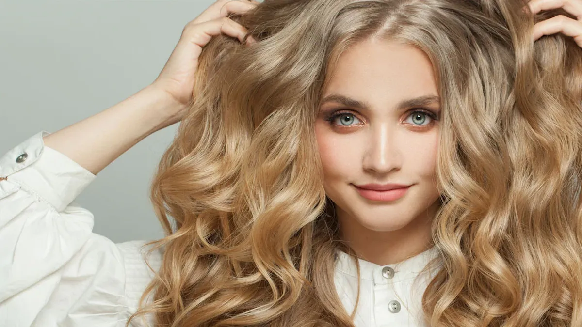 Колорист як чарівник: пʼять технік фарбування, що додають волоссю густоту і обʼєм