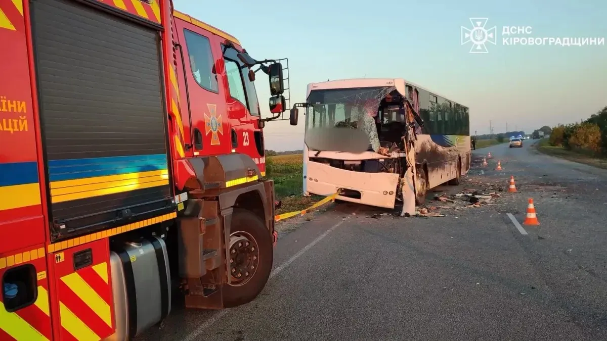 Трагічна аварія на Кіровоградщині з двома автобусами: загинули шість дітей, серед них дитина та військовий