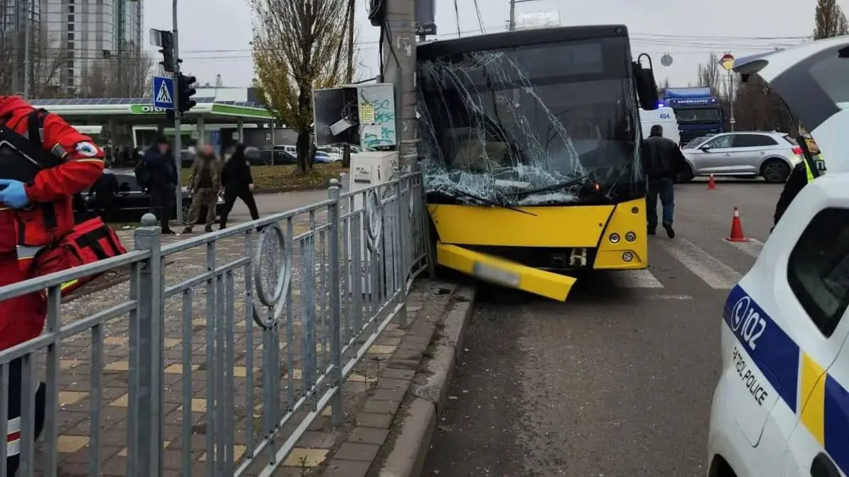 У Києві автобус влетів в електроопору: чи є постраждалі серед пасажирів – фото з місця ДТП