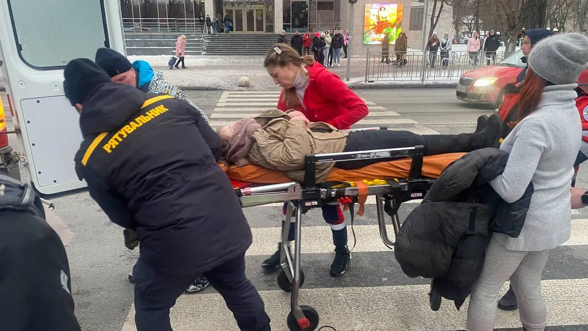 Ледь не загинули: у Києві двоє молодих людей провалилися під кригу на Дніпрі – були за 300 метрів від берегу