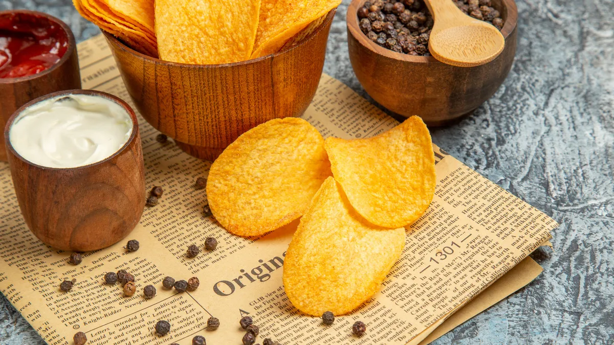 Названо продукт, який радять уникати кардіологи: лікар розкрив всю шкоду улюбленого українцями снеку