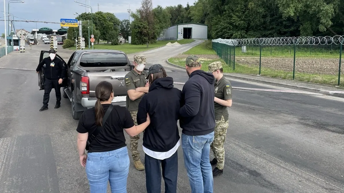 Із США депортували перших українських мігрантів: американці показали фото моменту їх повернення до України
