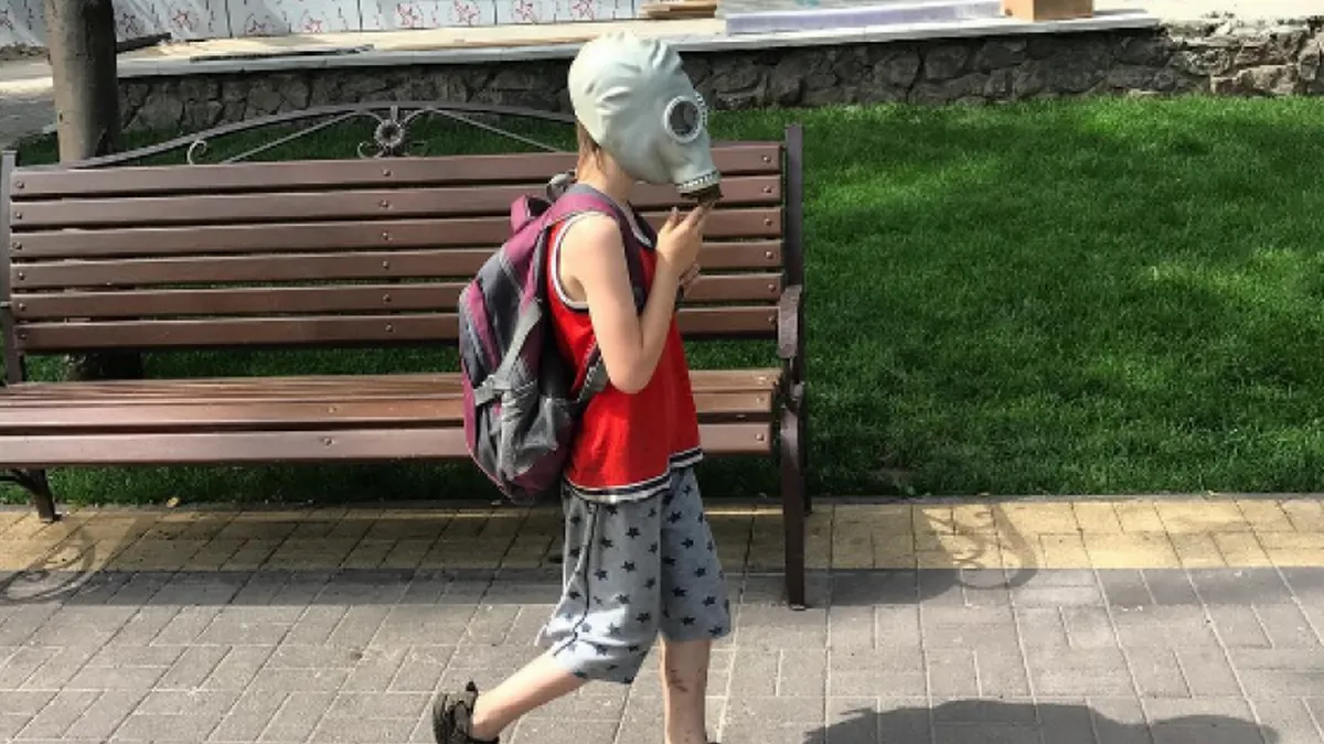 В Івано-Франківську 30 дітей ходили вулицями у протигазах: відома причина такої поведінки – відео