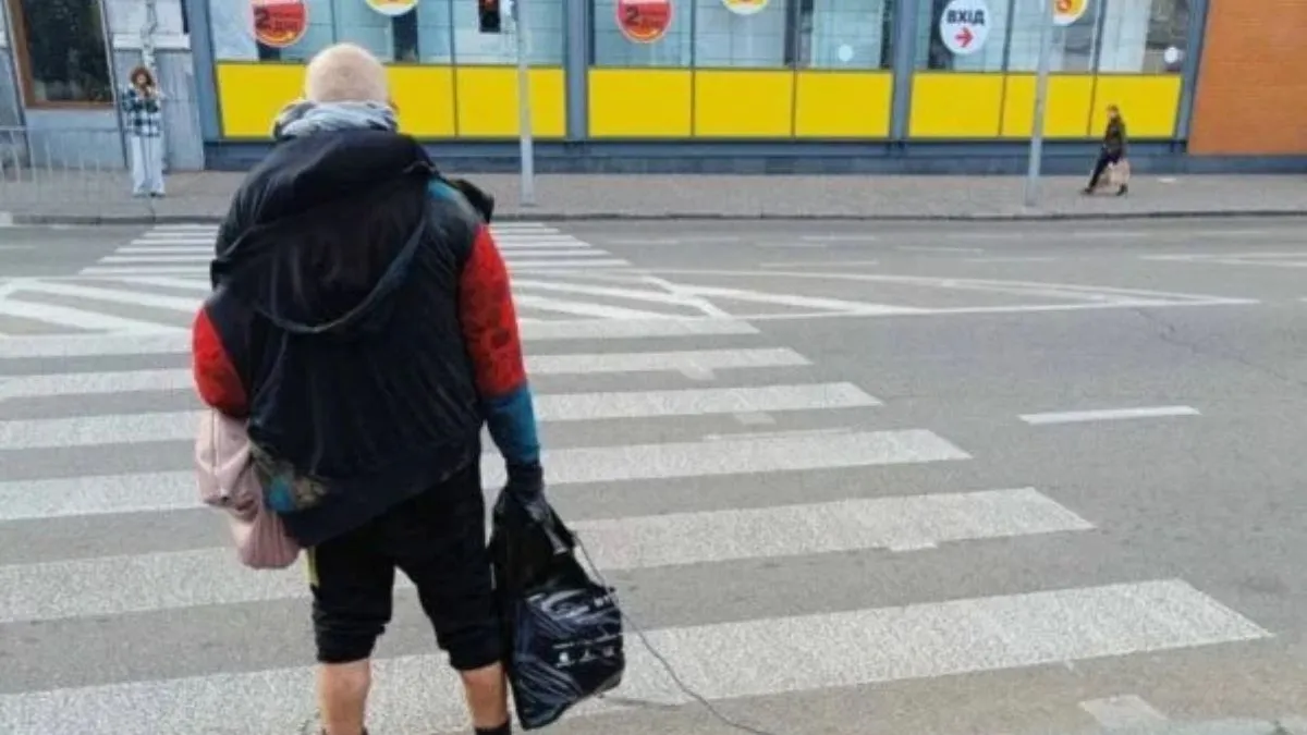 У Дніпрі чоловік вигулював дуже незвичного «домашнього улюбленця»: не кіт, не пес та навіть не крокодил – фото