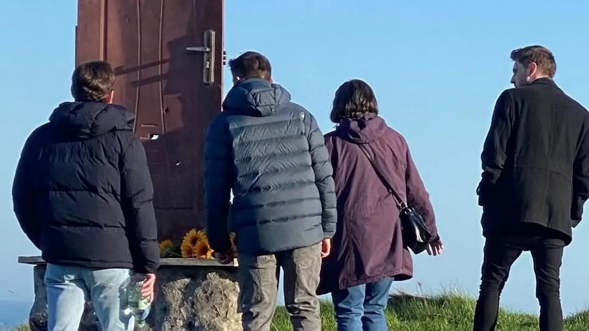 Прострілені двері з України стали символом пам’яті на узбережжі Британії: фото інсталяції