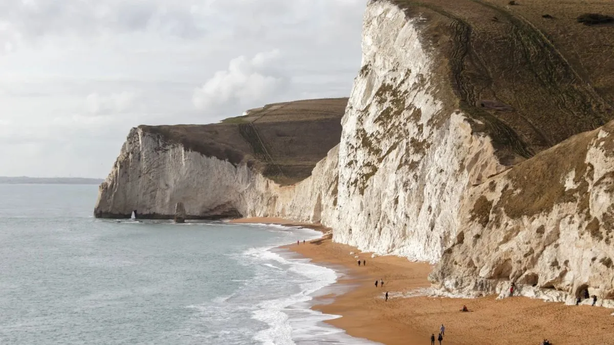 Негода знищила популярну туристичну локацію в Великій Британії: вона пережила динозаврів