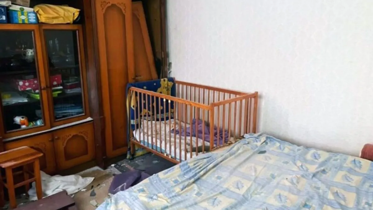 Народився у «бронежилеті»: у Херсоні боєприпас із російського дрона залетів в дитяче ліжко – хлопчик вижив