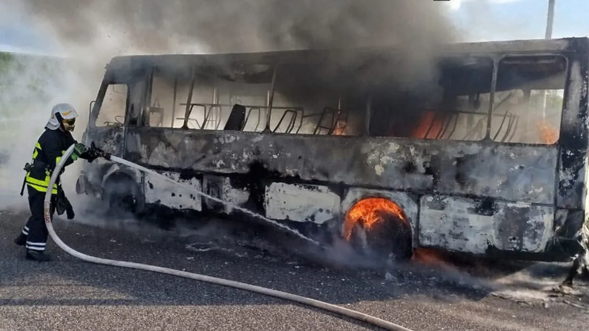 Дві НП за добу: у Кам'янському горів автобус з пасажирами, а на Житомирщині бус з людьми застряг у снігу