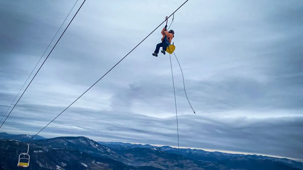 42 рятувальники та 7 одиниць спецтехніки: на Львівщині зупинився підйомник на гору, чи вдалося уникнути жертв