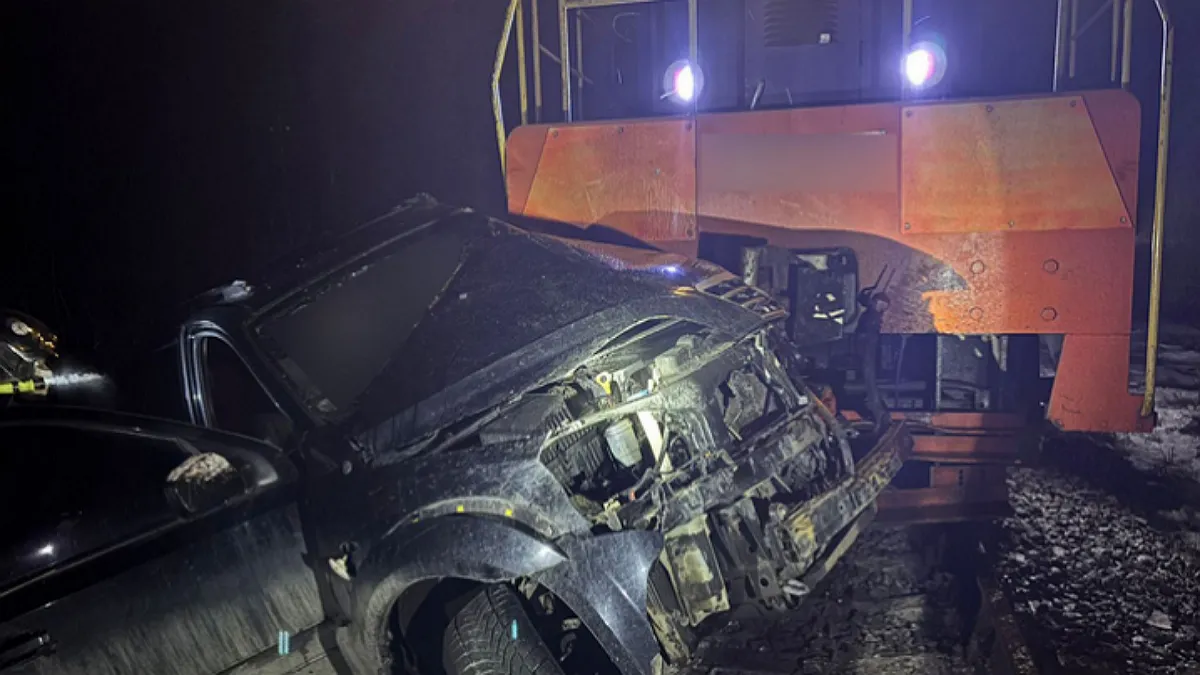 Трагедія на залізничному переїзді: на Буковині тепловоз вщент розчавив позашляховик